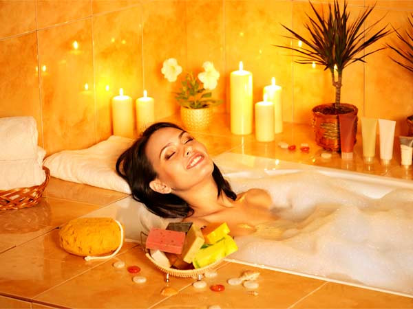 Một trong những lý do chúng ta nên tắm muối Epsom là giúp khôi phục magiê trong cơ thể. Theo các nghiên cứu, stress có thể làm giảm mức magiê của bạn. Việc tắm muối Epsom sẽ làm tăng mức magiê, thúc đẩy thư giãn và giúp cải thiện tâm trạng của bạn. Ảnh: Boldsky.