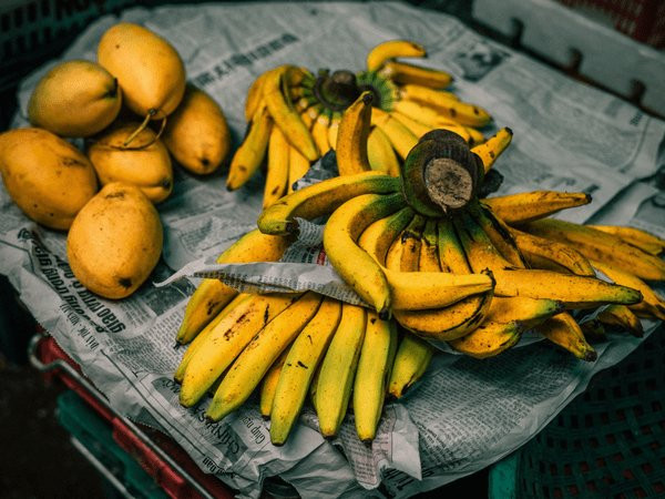 Các thực phẩm giàu chất kali như chuối, bơ, xoài ... có thể giúp bạn đạt được vòng bụng phẳng trong một khoảng thời gian rất ngắn. Ảnh: Boldsky.