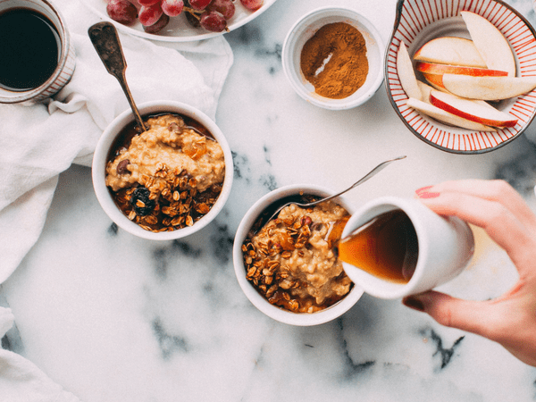 Cố gắng làm thỏa mãn cơn thèm đồ ngọt bằng cách thêm một ít siro vào món yến mạch ăn sáng hoặc ăn sữa chua. Ảnh: Boldsky.