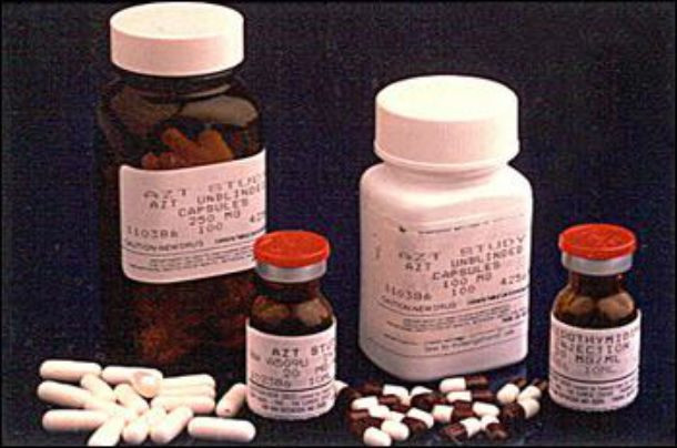 AZT (thường được gọi là Retrovir) hoạt động cùng với Protease Inhibitors để giúp kiểm soát HIV. Thuốc này cũng dùng để ngăn các bà mẹ có HIV dương tính lây siêu vi khuẩn sang con trong thời kỳ mang thai và sinh đẻ. Ảnh: List25.