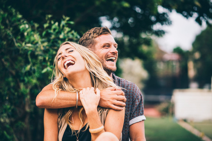 Nụ cười thực sự là liều thuốc tốt nhất cho não bộ: Nụ cười giúp giảm các hormone gây căng thẳng và hạ huyết áp, làm giảm nguy cơ đau tim và đột quỵ. Trong một nghiên cứu năm 2012, các nhà nghiên cứu đã phát hiện khi mọi người nghe thấy tiếng cười trẻ thơ, não của họ sẽ gia tăng oxytocin (còn gọi là "hormone tình yêu"). Ảnh: iStock.