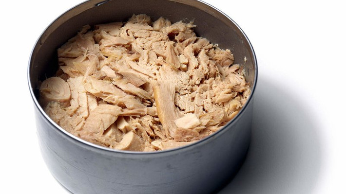 Món cá ngừ hay cá hồi chứa nhiều axit béo omega-3 giúp bảo vệ trái tim, tăng cường trí não, cải thiện tâm trạng, duy trì thị lực và giữ cho các khớp nối linh hoạt. Ảnh: Getty.