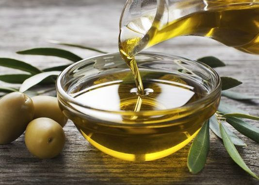 Dầu ôliu nguyên chất giàu chất béo không bão hòa đơn thể khỏe mạnh và chất béo bão hòa thấp, tốt cho tim mạch. Bạn nhớ bổ sung thực phẩm lành mạnh này trong dịp năm mới cho cả nhà nhé. Ảnh: Getty.