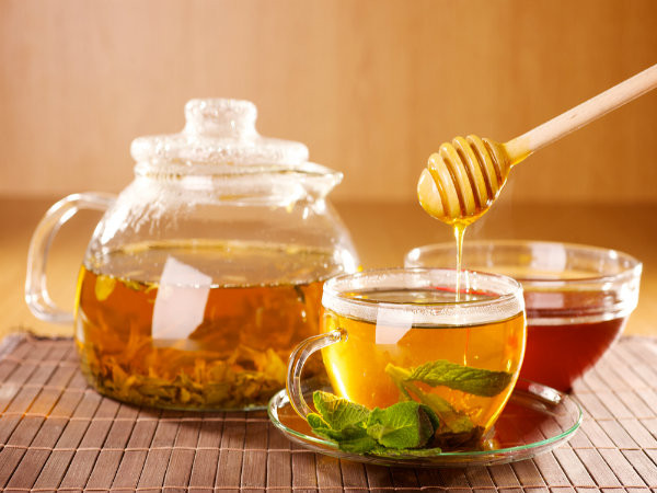 8. Nước mật ong ấm: Lợi ích của việc uống nước ấm pha mật ong khi đi ngủ bao gồm giảm táo bón, làm cho làn da hoàn mỹ, hỗ trợ quá trình giảm cân. Thức uống này còn có tác dụng giải độc khi xả chất độc dư thừa ra khỏi cơ thể và cải thiện sự tiêu hóa. Để pha hỗn hợp này, bạn cần 300 ml nước ấm và thêm một thìa mật ong rồi khuấy đều. Ảnh: Boldsky.