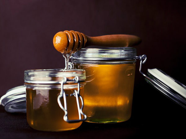 Mật ong là một trong những thành phần tự nhiên tốt nhất giúp điều trị tiêu chảy nhanh chóng. Lấy khoảng 3-4 muỗng cà phê mật ong hòa vào nước ấm và sau đó uống nó để trị tiêu chảy. Ảnh: Boldsky.