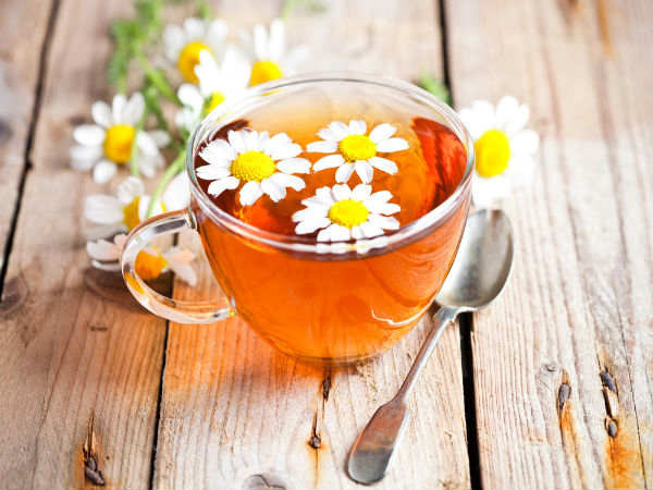 Trà hoa cúc là chất chống viêm rất phong phú và cũng giúp chữa nhiễm trùng đường tiêu hóa, bao gồm tiêu chảy. Bất cứ khi nào bạn mắc bệnh tiêu chảy, hãy uống 2-3 cốc trà hoa cúc. Ảnh: Boldsky.