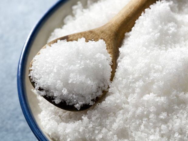 Muối Epsom có chứa sunfat, không chỉ giúp thải độc tố từ cơ thể bạn mà còn có thể giúp thúc đẩy sức khoẻ. Khi hấp thụ qua da, sulfat có thể thúc đẩy mô da, khớp và thần kinh tốt. Ảnh: Boldsky.