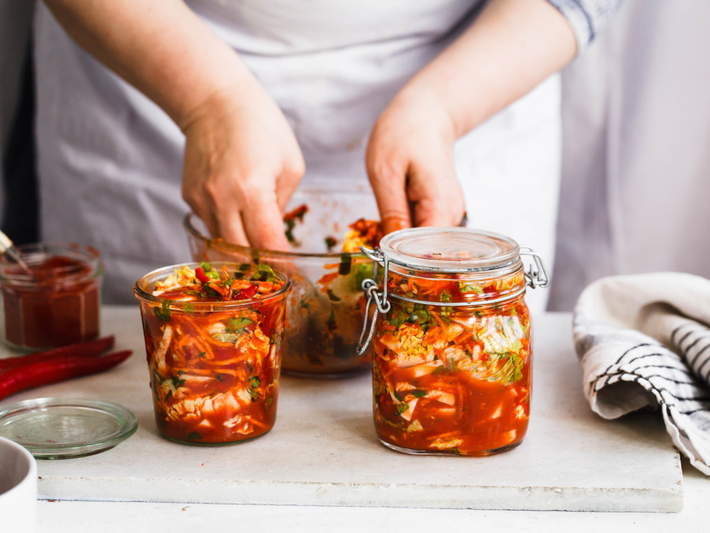 Rau dưa và thực phẩm lên men có thể hỗ trợ tiêu hóa như miso, kimchi sẽ lên ngôi trong năm tới, theo BBC. Ảnh: Insider.