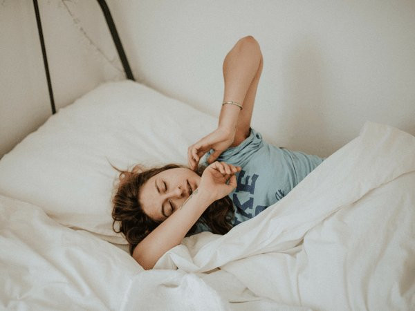 Hầu hết các bà mẹ không muốn nhờ đến sự giúp đỡ nhưng nếu bạn thấy khó khăn, bạn cần phải nói ra. Bạn có thể nói chuyện với người thân và bạn bè để giúp thoát khỏi chứng trầm cảm. Ảnh: Boldsky.