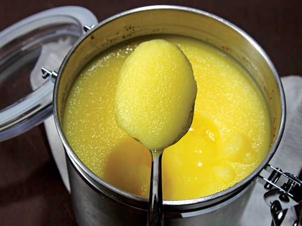 Nhiều người bắt đầu chế độ ăn kiêng tin rằng tránh tất cả các loại thức ăn béo có thể giúp họ giảm cân nhanh. Tuy nhiên, chất béo lành mạnh được tìm thấy trong thực phẩm như dừa, sữa, quả bơ,… rất cần thiết cho sức khoẻ. Ảnh: Boldsky.