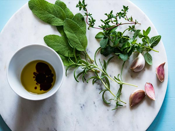 Dầu ôliu nguyên chất là một trong những thực phẩm lành mạnh nhất nên có sẵn trong bếp. Dầu ôliu vừa có lợi cho tim vừa hỗ trợ giảm cân. Ảnh: Boldsky.