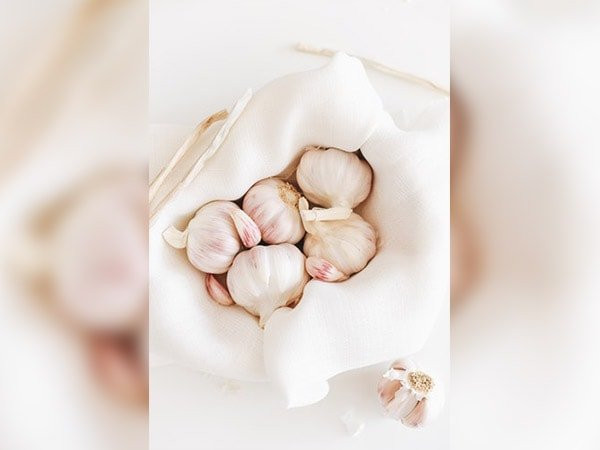 Tỏi có thể giúp chống cảm lạnh và các bệnh nhiễm trùng khác. Đây là thực phẩm không thể thiếu trong căn bếp. Ảnh: Boldsky.