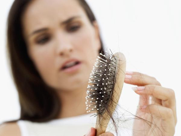 Nếu bạn đang bị các vấn đề về rụng tóc nghiêm trọng hoặc móng tay dễ gãy thì đó là dấu hiệu thiếu hụt vitamin C. Ảnh: Boldsky.