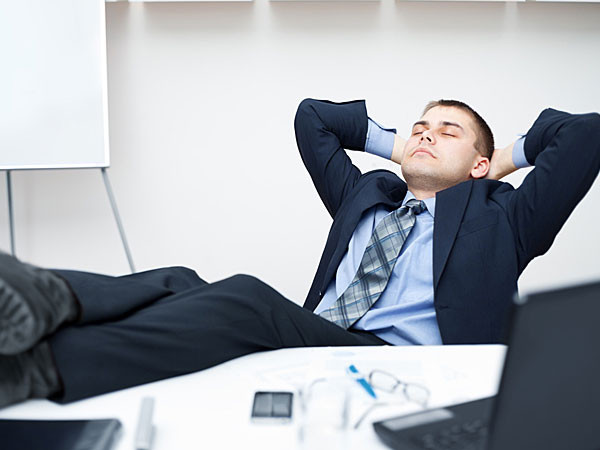 Nếu bạn đang mệt mỏi, stress, bạn có thể nhai vài lá bạc hà hoặc sử dụng một vài giọt dầu bạc hà xoa trên trán giúp kích thích các dây thần kinh. Ngoài ra, nhỏ vài giọt dầu bạc trên gối cũng giúp giảm bớt sự mệt mỏi và ngủ ngon hơn. Ảnh: Boldsky.