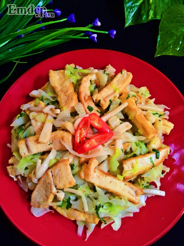 Thành phẩm: Như vậy là món chay bắp cải xào nấm cùng đậu phụ đã hoàn thành.