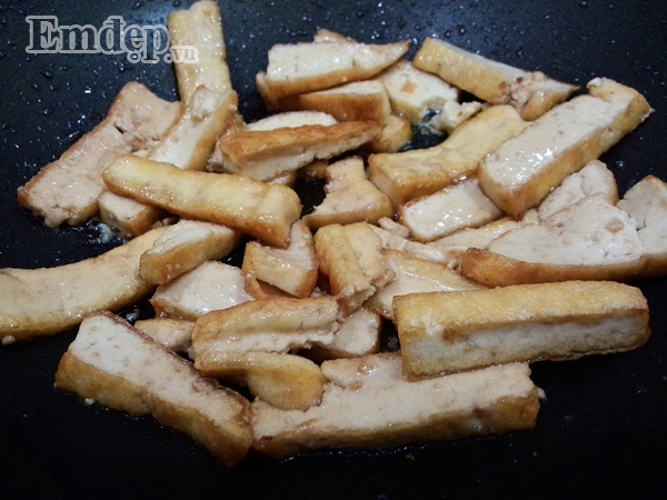 Bước 4: Làm nóng chảo, cho một chút dầu ăn, cho đậu vào xào, sau đó cho một thìa cơm nước tương xào khoảng 3 phút rồi trút đậu ra một đĩa riêng.