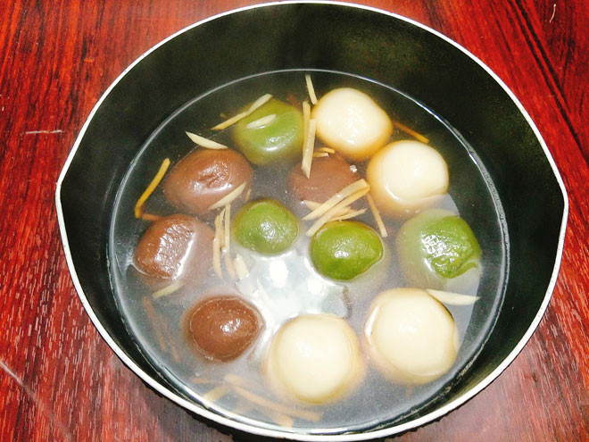 - Bước 6: Luộc bánh, đổ nước vào nồi đun sôi thì bạn cho bánh vào nồi, nấu khoảng vài phút để bánh chín sẽ nổi lên, trong khi luộc bánh chúng ta làm các bước tiếp theo. - Bước 7: Gừng đem cạo vỏ rồi thái chỉ, cho 500ml nước vào nồi cùng với đường nâu. Bật bếp nấu cho sôi, bạn nhớ khuấy đều cho đường tan hết.