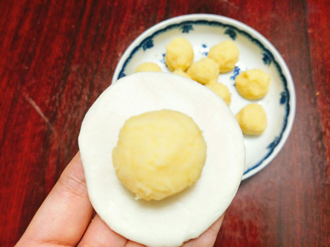 - Bước 4: Tiếp tục làm phần bột màu xanh, cho bột trà xanh, 1 xíu muối, 20gr đường và cũng làm tương tự như phần bột màu trắng. Phần bột màu cacao cũng làm như vậy, chúng ta được 3 viên bột màu trắng, xanh, nâu.