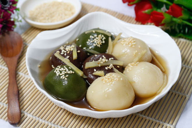 Khi bánh đã chín thì vớt bánh cho vào nồi nước đường đang nấu, tiếp tục nấu thêm 2-3 phút nữa cho bánh ngấm đường là có thể múc bánh ra bát, rắc thêm 1 ít vừng trắng chín lên trên bánh, thưởng thức khi chè nóng hổi sẽ thơm ngon tuyệt vời.