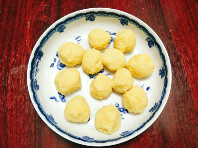 Phần nhân bánh: - Bước 1: Đậu xanh vo sạch rồi ngâm nước 1 tiếng, đổ ra sả lại cho sạch rồi đổ đậu vào nồi sau đó đổ nước ngập đậu, bật bếp nấu cho sôi lên thì hạ lửa nhỏ, không cần đậy vung. Nấu cho tới khi đậu chín mềm và rút cạn nước là tắt bếp.