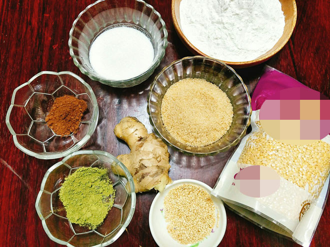 Chuẩn bị nguyên liệu:- Phần vỏ bánh: 300gr bột nếp, 1 chút muối, 60gr đường, nước nóng, 4gr bột trà xanh, 4gr bột cacao, 1 ít vừng trắng. Phần nhân bánh: 150gr đậu xanh không vỏ, 40gr đường, 1 chút muối, 1 chút vani. Phần nước đường: 1 củ gừng, 100gr đường nâu, 500ml nước.