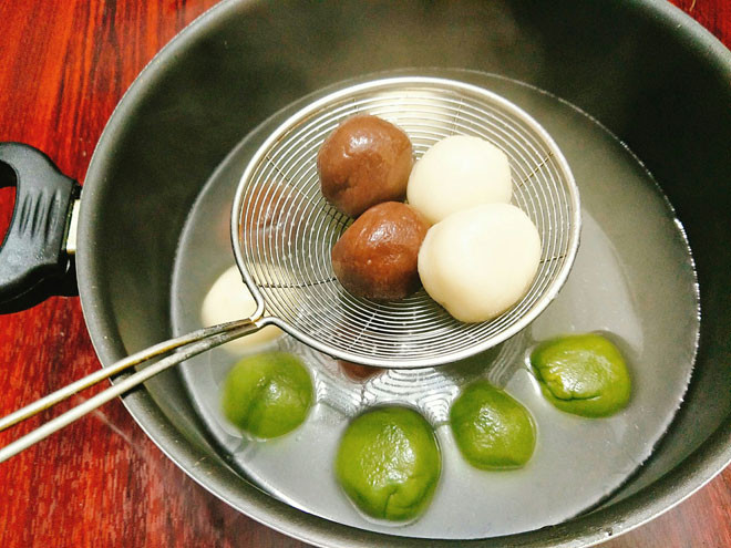 - Bước 5: Gói bánh, bạn chia đều mỗi viên bột làm 8 viên nhỏ đều nhau rồi ấn dẹt miếng bột, đặt viên nhân vào giữa và gói kín lại cho tròn đều là được, cứ như vậy bạn gói cho hết nguyên liệu.