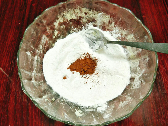 Phần vỏ bánh: - Bước 3: Trước tiên bạn làm bánh trôi nước màu trắng. Chia bột nếp làm 3 phần cho ra 3 tô, tô thứ nhất bạn cho 20gr đường, 1 xíu muối và trộn đều rồi thêm từng ít nước sôi vào cùng, trộn đều thấy bột vừa đủ ẩm thì bắt đầu dùng tay nhồi bột tới khi được 1 khối bột màu trắng mịn dẻo, không dính tay thì đặt vào tô, bọc kín lại.