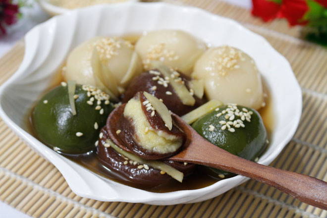 Chè trôi nước dẻo ngọt, thơm nồng.