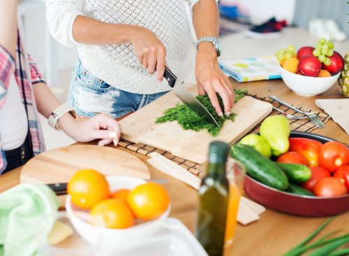 Mang theo số tiền dự tính vừa đủ là cách để kìm chế ham muốn của bản thân, tránh lạm chi. Ảnh: Shutterstock.