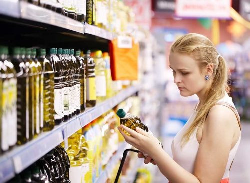 Hạn chế đi mua sắm theo nhóm nhiều người bởi điều này khiến bạn dễ nảy sinh tâm lý hùa theo đám đông. Ảnh: Shutterstock.