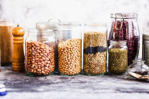So sánh giá các mặt hàng cùng chủng loại sẽ giúp bạn tiết kiệm khoản tiền đáng kể khi mua nhiều thứ. Ảnh: Shutterstock.