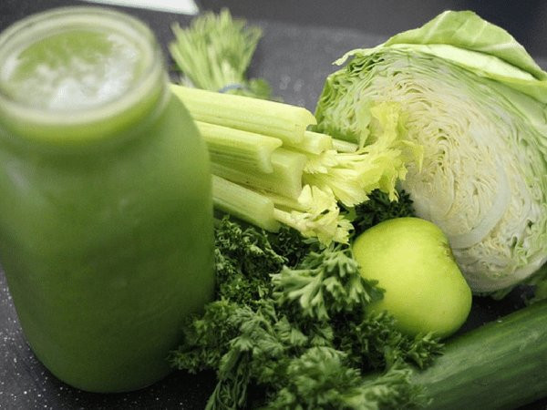 3. Nước ép bắp cải: Loại nước detox này hỗ trợ quá trình giảm cân nhanh hơn và giúp chúng ta cảm thấy no bụng lâu trong một thời gian dài. Ảnh: Boldsky.