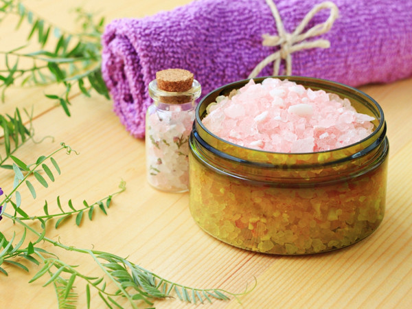 Việc sử dụng muối Epsom còn giúp điều trị một số bệnh như hôi chân, bệnh gout và nấm móng chân. Ảnh: Boldsky.