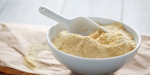Bột đậu gà từng được người Ấn Độ cổ xưa sử dụng để tẩy da chết và làm mềm da từ một thời gian rất dài. Ảnh: Wonderslist.
