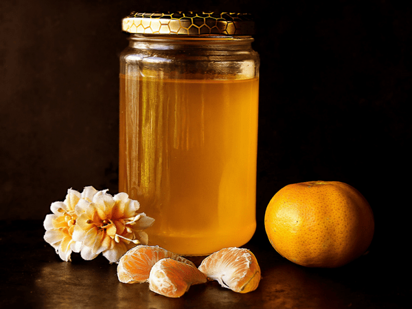 Trộn 1 muỗng canh mật ong và 1 muỗng canh nước cốt chanh trong cốc nước ấm và nhâm nhi một cách chậm rãi. Ảnh: Boldsky.