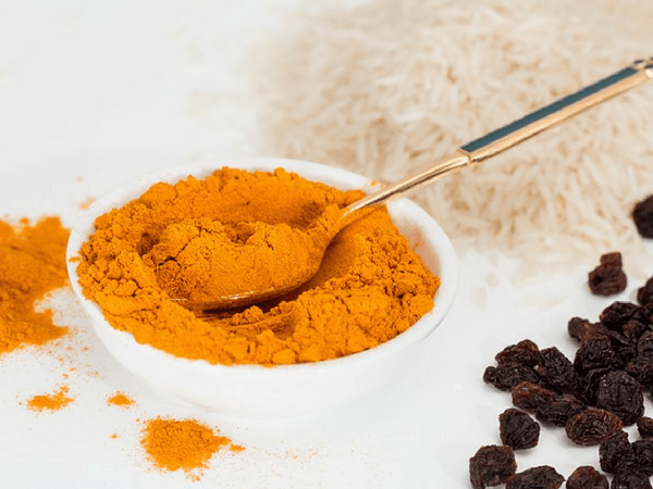 Nghệ cũng hoạt động như một chất chống virut và chống vi khuẩn hiệu quả, chống lại sốt. Thêm 2 muỗng bột nghệ vào ly nước ấm và uống. Ảnh: Boldsky.