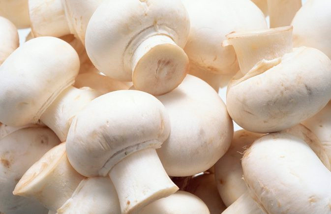 Nấm trắng là thực phẩm bổ dưỡng được sử dụng trong hầu hết các món ăn như súp, salad hay khoai tây chiên. Nấm có lượng calo thấp và là nguồn cung cấp vitamin B, kẽm và kali. Vì vậy, thêm nấm trắng vào bữa ăn hàng ngày, bạn sẽ nhận được 11 lợi ích sức khoẻ bất ngờ. Ảnh: Boldsky.
