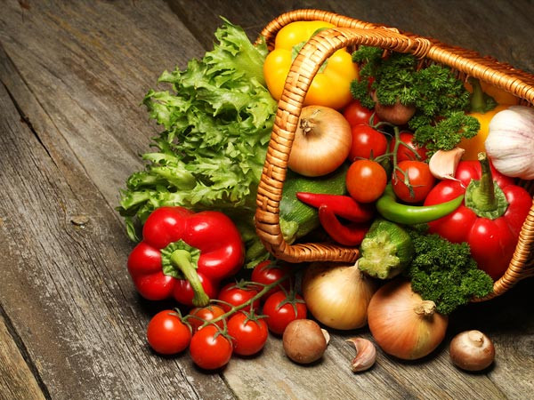 Tiêu thụ các loại rau tươi thường xuyên cung cấp sắt, khoáng chất và các loại vitamin khác nhau. Ảnh: Boldsky.