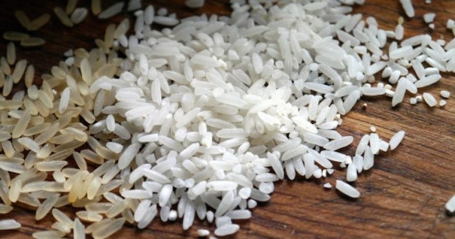 Gạo nhựa được làm từ khoai tây trộn với nhựa và sau đó được phun mùi gạo tự nhiên. Gạo giả có thể gây hại cho sức khoẻ bạn vì khó tiêu hóa. Ảnh: BS.
