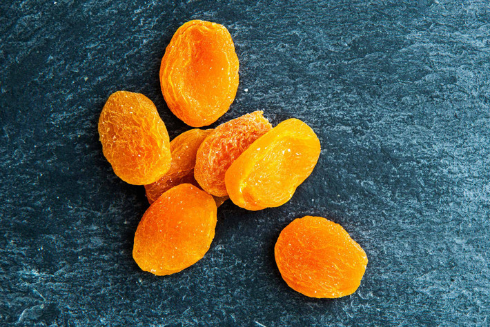 Quả mơ khô giúp bạn bổ sung kali, beta-carotene, chất xơ và sắt, tốt cho người cao huyết áp. Ảnh: Istock.