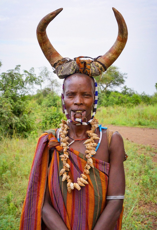 4. Bộ lạc Mursi, Ethiopia: Phụ nữ Mursi có xu hướng xỏ khuyên môi dưới, càng xỏ nhiều thì càng chứng tỏ sức hấp dẫn. Thay vì đội vương miện, họ sẽ đội trên đầu một cặp sừng cùng với những nét vẽ trên mặt. Ban đầu, đây chỉ là các ngăn chặn nạn lạm dụng nô lệ nữ. Lâu dần, nó đã trở thành một biểu tượng vẻ đẹp không thể thiếu của phụ nữ Mursi. Ảnh: BS.