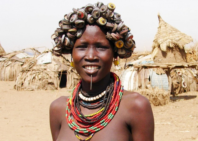 7. Bộ lạc Daasanach, Ethiopia: Thung lũng Omo ở Ethiopia là một trong những khu vực đông dân cư nhất của người thuộc bộ lạc Daasanach. Người dân nơi đây có sở thích tái chế rác thải và biến chúng thành đồ trang sức. Phụ nữ đeo những chiếc vòng cổ sặc sỡ hay mái tóc gắn đầy nắp chai sẽ là hình ảnh thường thấy khi bạn ghé thăm Daasanach. Ảnh: BS.