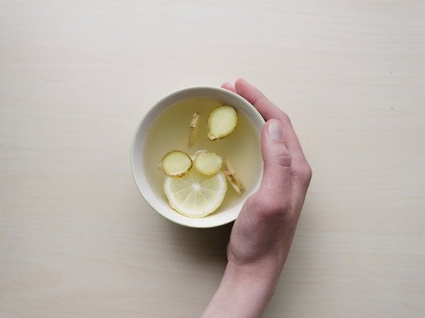 Gừng là một trong những phương pháp chữa nghẹt mũi tốt nhất. Chỉ cần thêm vài lát vào cốc trà hoặc nhai sống để đạt kết quả tốt nhất. Ảnh: Boldsky.