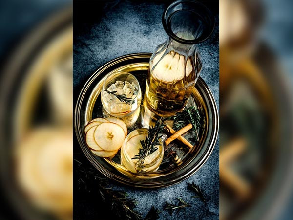 Trộn hai muỗng canh giấm với nước ấm và uống ba lần mỗi ngày để có được kết quả tốt nhất. Bạn có thể thêm mật ong vào hỗn hợp này để trị nghẹt mũi hiệu quả hơn. Ảnh: Boldsky.