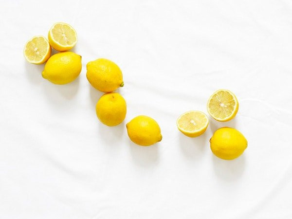 Trộn 2 muỗng cà phê nước chanh với một nhúm tiêu đen và muối. Đưa hỗn hợp này lên mũi ngửi trong vài phút để trị tắc mũi. Ảnh: Boldsky.