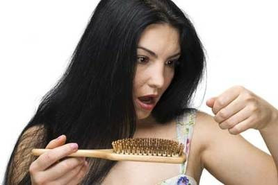 Căng thẳng cảm xúc ít gây ra rụng tóc hơn là căng thẳng về thể chất, nhưng có thể xảy ra, ví dụ như trong trường hợp ly hôn, sau khi người thân mất hoặc trong khi chăm sóc cha mẹ già. Ảnh: Getty.