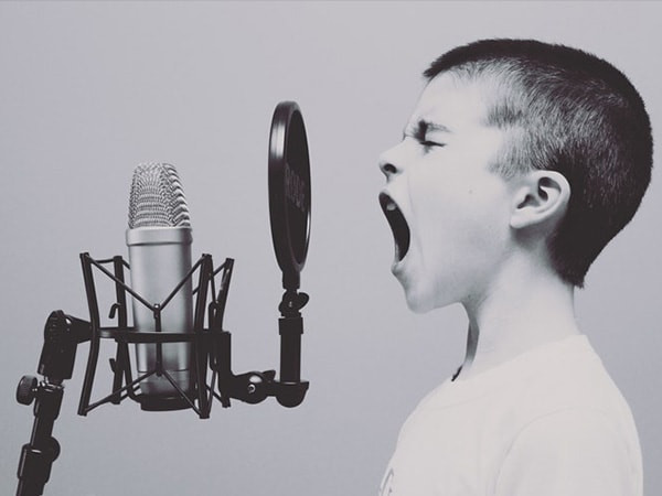 Khi bạn cảm thấy căng thẳng, bạn nên nói về những vấn đề của mình với những người thân yêu và bạn bè. Ảnh: Boldsky.