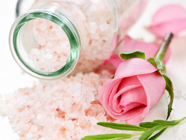 Các đặc tính chống viêm trong muối Epsom cũng có tác dụng làm giảm các chứng bệnh do côn trùng gây ra. Ảnh: Boldsky.