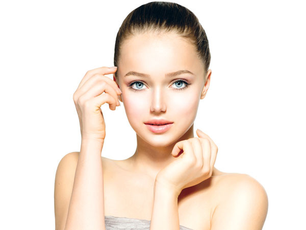 Tắm muối Epsom còn giúp da mặt bạn mịn màng hơn nhờ muối tẩy tế bào chết và giúp lỗ chân lông sạch sẽ. Ảnh: Boldsky.