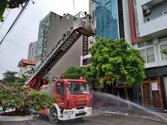 Cứu 5 người mắc kẹt trong vụ cháy nhà 9 tầng ở Hải Phòng: 6h sáng 3/4, nhà 9 tầng tại số nhà A2 lô 8A Lê Hồng Phong, Đằng Giang, quận Ngô Quyền, Hải Phòng đã xảy ra vụ cháy, nhiều người mắc kẹt tại tầng 6 ngôi nhà. Lực lượng PCCC đã kịp thời giải cứu 5 người kẹt và dập tắt vụ hỏa hoạn.